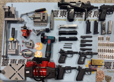 亡命走天涯｜毒梟通緝犯大批槍毒藏車內趴趴走，帶女友到娃娃機店，臺東警ㄧ擁而上逮捕！