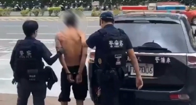 恐怖街頭｜一對母女超商前拒絕未穿上衣醉漢索討香菸，遭徒手攻擊雙雙受傷送醫，花警立即逮人法辦！