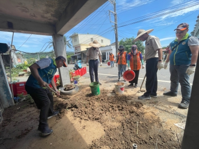前進災區｜我們是一家人，臺東縣榮服處，協助遺眷家中災後住宅復原清理及慰問服務工作！
