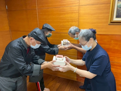 大林慈濟醫院手作點心盒力挺大愛行動 身心科日間病房學員受證慈濟委員