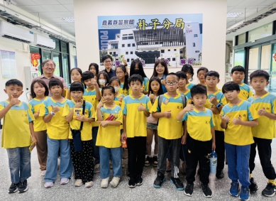 大鄉國小學童暑期參訪朴子警分局 互動熱絡建立正向觀念