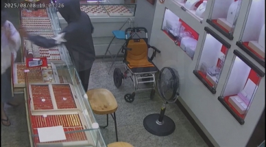 銀樓搶案｜17歲中輟生佯裝購買金飾，持辣椒水噴灑店員搶走5兩金飾後逃逸，臺東警隔日捕獲。
