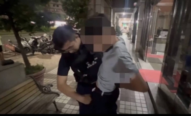 高雄警方智擒車手當場查獲276萬贓款