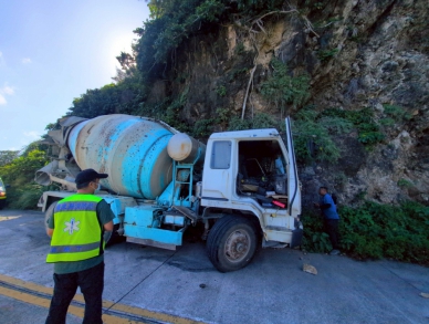 砂石車撞山壁｜蘭嶼鄉龍門港台電核廢料專用碼頭，1人受困車內慘亡！