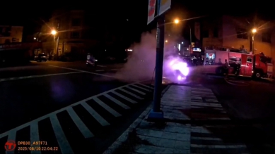 火燒微型電動車｜鋰電池冒煙起火，吉安消防滅火。