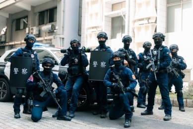 摩登戰警｜臺東警更新反恐戰術頭盔，抗彈、輕巧，可搭配夜視鏡、通訊系統等多元裝備，長時間任務中依然保持最佳作戰狀態。