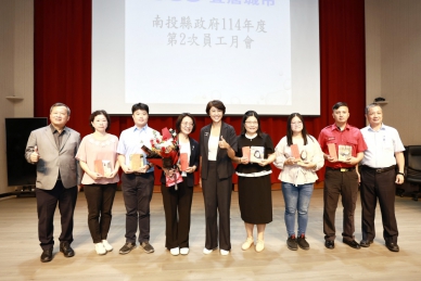 縣府員工月會 縣長頒獎表揚本縣模範公務員