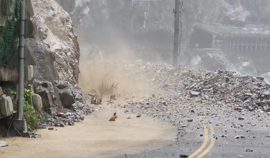 水瀑夾帶落石｜中橫公路175.4K交通中斷，預計8/14日上午10時搶通放行。