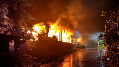 暗夜惡火｜燒了4個小時，卑南鄉溫泉路2棟鐵皮屋全毀！