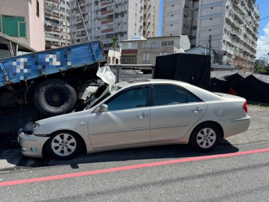 鑽車底｜這種場景不多見，男子逆向自撞路旁紅線違停小貨車，駕駛受傷送醫，花警究責！