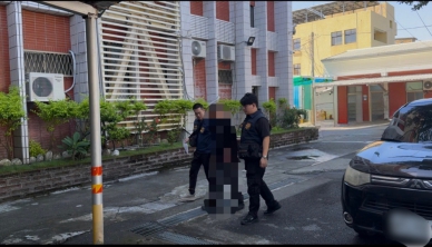 化仁海堤命案偵破｜死者為了1000元債務糾紛遭酒友活活打死，兇嫌返回現場焚燒冥紙祭拜，吉安警循線逮捕，法院裁定羈押禁見！