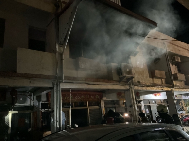 濃煙竄出｜臺東市民宅暗夜惡火，屋內人員均逃至屋外，迅速滅火！