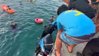 飛落太平洋｜香港籍遊客騎機車綠島中寮不慎落海，自行游上岸，機車由海巡撈起。