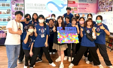 嘉科實中扶少團學子 走進偏鄉打造東石國小暑假最溫暖的學習冒險 孩子們透過卡片書寫 表達真摯的情感與感謝〜