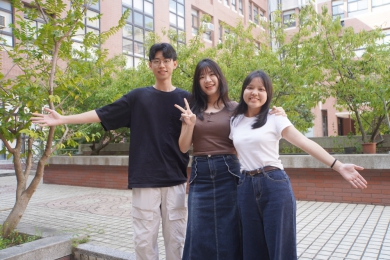 馬來亞大學劉詩杰（左起）、林薈淇、許煜敏等3名學生，至大葉研究AI。（照片大葉提供）