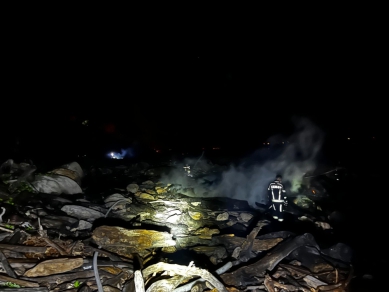 燃燒3天3夜｜彩色沙灘燒成焦黑，崇德海岸漂流木大火，消防戰野火、濃煙蔽日、日月無光！