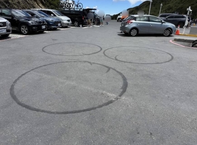 燒胎|武嶺停車場出現危險行為,太管處呼籲遊客勿以身試法!
