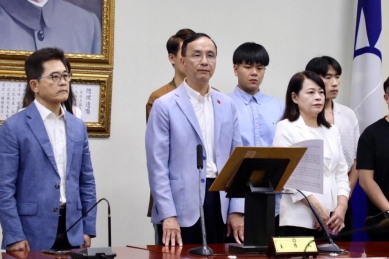726、823|朱立倫:這不是一場政黨的勝利,而是人民的聲音,戰勝了權力的傲慢。懇請盧秀燕市長,接任下一屆國民黨主席,來承擔下一屆黨主席的重責大任。