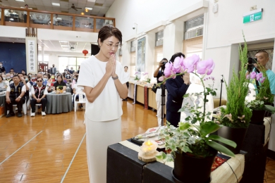 慈濟南投、草屯辦吉祥月祈福活動 許縣長獻供頂禮祈安