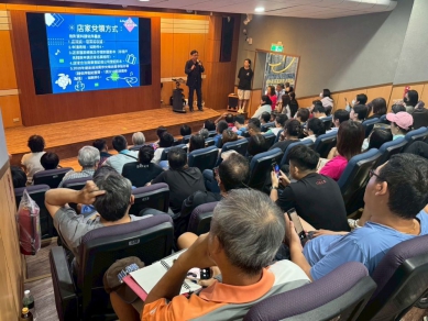 「2025冬遊澎湖消費券」說明會登場　縣府號召業者共推優惠　齊力點燃冬季觀光熱潮  為擴大參與效益，縣府鼓勵業者推出優惠方案加入行銷，目前已有超過百家業者登錄，其中以旅宿（66%）及餐飲（13.2%）為主。業者可於8月底前完成線上申請（https://reurl.cc/VW0KzR），縣府將彙整優惠方案並統一公布於活動專頁，並透過官網、社群媒體及旅遊推廣平台全面曝光，讓合作業者在活動期間提升能見度、增加業績。