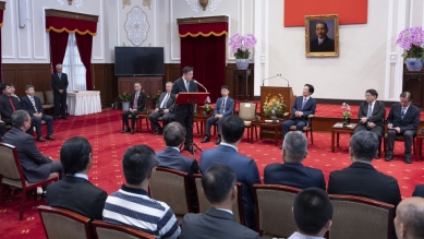 總統府「消防產官學研」座談，大葉兼任教授何岫璁（ 中）代表發言。（照片總統府提供）