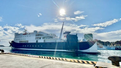 澎湖-基隆航線8月25日至26日試辦啟航   旅客體驗北臺灣與澎湖海洋觀光新遊程 旅程中在船上還可以欣賞樂團演出、街頭藝人表演與院線電影，帶領旅客展開結合音樂、電影、星空與港灣風情的海上嘉年華。8/26日晚間8時基隆出發返航澎湖的航班更安排設計總監導覽船舶美學，帶著旅客體驗「搭船即是旅行」的慢活之旅。