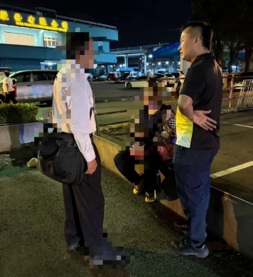 公投日夜晚逮捕車手（左），大村警察分駐所傳捷報。（照片分局提供）