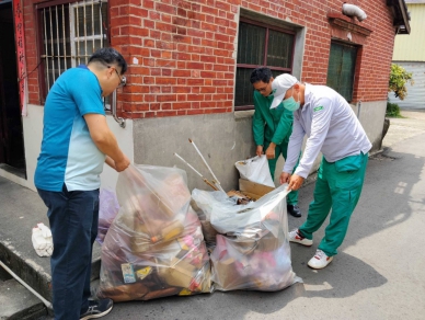 台灣郵政協會攜手彰化郵局，清潔社頭鄉獨老居住環境。（照片郵局提供）