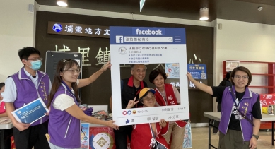 法務部彰化分署「反毒防詐」宣導「打卡框」，吸引甚多民眾打卡興趣。（照片分署提供）