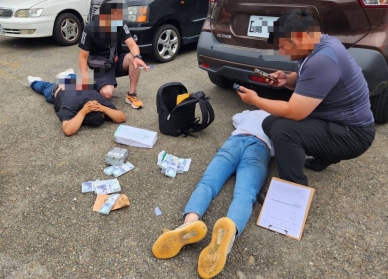 「槓上開花」，員林萬年派出所逮捕車手、監視手和毒品。（照片分局提供）