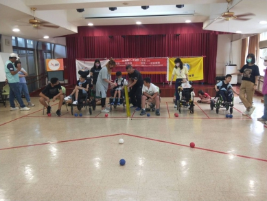 澎湖身心障礙者休閒運動推廣協會推動地板滾球運動體驗  舉辦近20場次的推廣活動,其中包含近10個身障機構及弱勢團體,以及10個社區發展協會。如有需要更加了解身障運動方面的夥伴們,歡迎與澎湖縣身心障礙者休閒運動推廣協會 王理事長聯繫 0922750831.