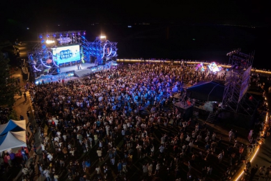 韓國性感天后孝琳首場壓軸開唱 2025澎湖追風音樂燈光節驚喜連連，不容錯過 ！  由韓國性感天后孝琳、王子邱勝翊、邱宇辰、理想混蛋、OZONE領銜開唱，勁歌熱舞嗨翻全場，現場約吸引6千名觀眾到場一同狂歡同嗨，由交通部觀光署澎湖國家風景區管理處(以下簡稱澎管處)郭振陵處長、澎湖縣政府林皆興副縣長、澎湖縣議會陳毓仁議長、澎湖縣議會藍凱元副議長等貴賓，以及現場遊客一同感受澎湖秋瘋季夜晚的熱情與魅力!