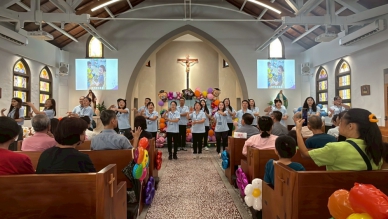 員林聖家啟智中心7名慢飛天使畢業了，行政團隊以手語祝福。（照片聖家提供）