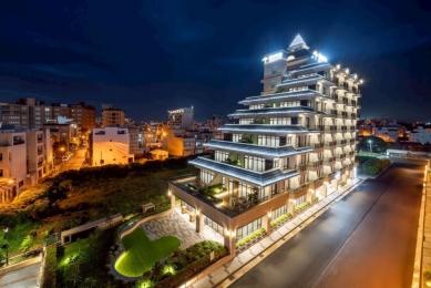 福容插旗澎湖！全連鎖第19家分店 9/1正式迎客 麗寶集團總管理處處長特助林淑卿8/31日晚間在記者餐敘中表示：澎湖四季各有風情，交通部觀光署澎湖國家風景區管理處一直致力推廣「四季主題旅遊」。春天賞鷗、夏天體驗石滬，到了秋冬，欣賞壯麗的玄武岩地景，或探索文化聚落之美。每年9-11月推出的「秋奇岩季」，帶領遊客走訪池東、池西玄武岩地貌及網美必拍的「小池雙曲橋」、傳統閩式建築保存完整的「二崁聚落保存區」，以及被譽為「小希臘」的外垵漁港，都是秋冬必訪景點。