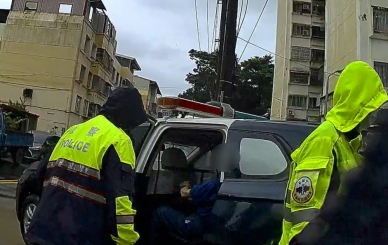 百歲人瑞雨天外出跌倒    健康警鼎力協助其就醫