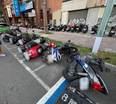 高雄男子沿路推倒機車辯稱因「心情不好」