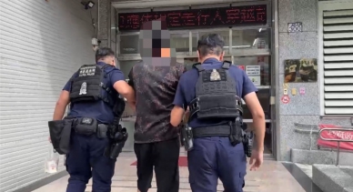 街頭小霸王｜醉漢駕車二度衝撞店家，持鐵條破壞財物咆哮後駕車逃逸，花警逮捕法辦！