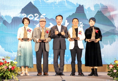 第4屆嘉義文化獎得主-蔡振南、王瓊玲、郭玉雯、陳政宏 縣長翁章梁頒獎感謝4位老師成就文化新篇章！