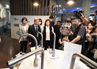 經濟部長龔明鑫參訪彰化縣水五金產業。（照片縣府提供）