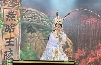 鹿港「埤頭庄」唐山大普渡，明華園演出。（照片縣府提供）