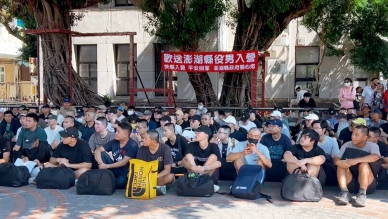 馬公市長黃健忠親赴縣府歡送239梯次役男 勉勵役期平安精進 歡送會上，縣府民政處長許啟川、縣議員蘇育德、澎湖軍人服務站站長安慶安等人均出席，與市長一同期勉役男珍惜4個月的軍事訓練時光。