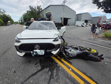 車毀人傷|汽車與大型重機花蓮市區路口碰撞