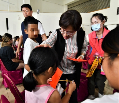 中秋節前夕，王縣長送紅包和物資給經濟弱勢家庭孩子。（照片縣府提供）