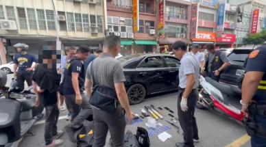 搗毀酒吧、酒國槍響、喋血街頭｜臺東警逮捕9名嫌犯，查扣改造槍枝、子彈、刀械及毒品等證物，全部移送法辦。