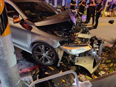 1名女子從車上摔落到馬路中間｜男子拒檢逃逸自撞路樹，車頭都撞爛了，花警逮捕法辦！