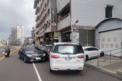 高雄36萬珠寶竊案嫌犯拒捕衝撞警車遭開槍逮捕