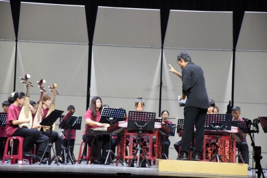 《三十而立》馬公高中國樂社30週年音樂會　樂音悠揚傳承情感 本次音樂會曲目豐富多元，包括顧冠仁《蘇堤漫步》、任重《搖著槳的茉莉小六》、丁元凱《馬公魂RAP》、關迺忠《望春風》、朱曉谷《水鄉歡歌》，以及朱雲嵩受委託創作並於現場進行世界首演的《Pescadores・浪行未央》，擔綱演出的除了馬公高中的在校學生，還邀請歷屆國樂社校友同台，更有親子攜手共演，跨世代同聚一堂，為音樂會增添歷史性意義，也象徵傳承與創新的交會。