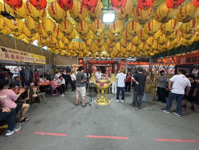 《臺灣真奇廟》花蓮仁里萬善廟主神陳聖公,是清朝開發東台灣的軍人,廟內也祭拜在花蓮南濱海邊戰死的清兵及荷蘭人遺骸,中元祭典普渡孤魂野鬼!
