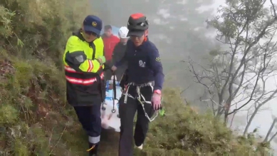 攀登麟趾山  吳女在玉山登山口步道附近滑落邊坡受傷  阿里山警消架設繩索救援