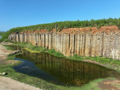 奇岩映秋潮，牽罟繫漁心—體驗澎湖永續魅力  「秋季奇岩」遊程規劃兩大特色路線。跳島線將帶領旅客前往被譽為「澎湖黃石公園」的桶盤嶼，近距離欣賞壯觀的柱狀玄武岩，並探訪曾入選「全球十大秘境島嶼」的虎井嶼。本島線則漫遊奎壁山地質公園、大菓葉玄武岩與小門鯨魚洞，走訪澎湖最具代表性的海蝕地景。